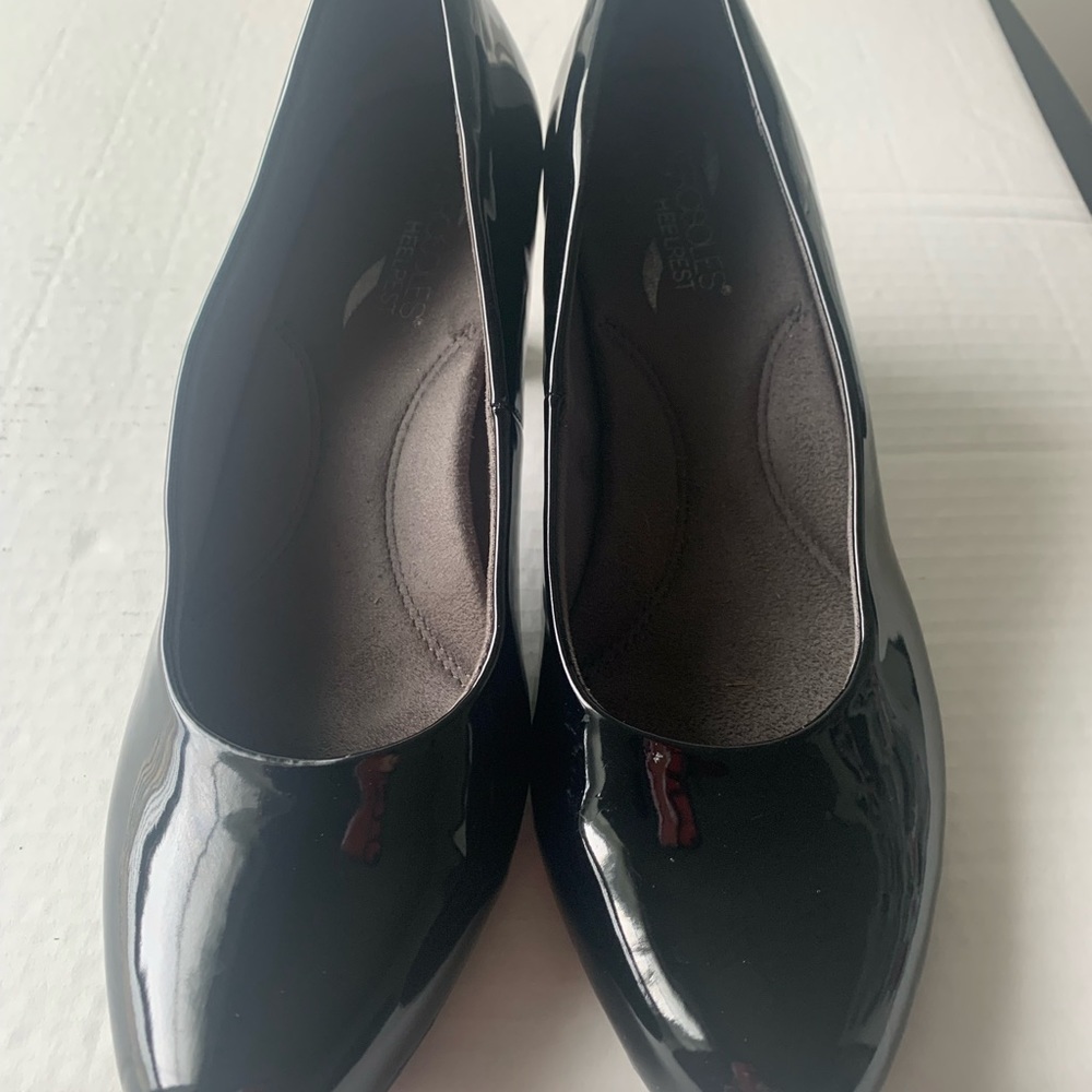 Woman’s Black Patent Shoes, Size 8 1/2 Med